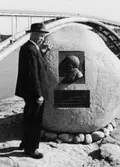 Åldermannen J A Kropp, 92 år, men pigg och kry, vid
Nordströms-stenen - till minne av initiativtagaren till
Tjörn-broleden.