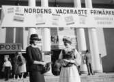 Postvärdinnan Eva Brigitte Dolf, t.v., och Ingrid Clorin utanför
utställningen i Konserthallen på Liseberg.