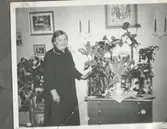 Svea* Gudiva Fredrika Johansson uppvaktas i hemmet, okänt årtal. Möjligtvis i sin lägenhet på Gamla Riksvägen 40 