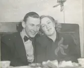 Paret Knut Johansson (1924-1984 i Lindome) och Ingegärd Magnusson (född 1927 i Stockholm, död 2007 Apelgården, Kållered) sitter i en soffa i Apelgården 