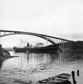 Fartyget Titania vid Sandöbron
