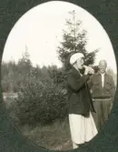 Kvinna som dricker ur flaska