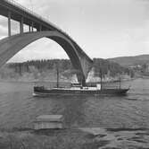 Fartyget Hernösand vid Sandöbron
