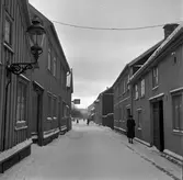 Östra änden av Kanalgatan i Jönköping, fotograferad åt öster. All träbebyggelse är idag riven. I fonden syns Göta hovrätt.