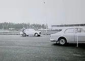 Övningskörning inför högertrafikomläggningen den 3 september 1967, på planen framför bilprovningen, gamla flygfältet Jönköping.