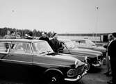 Övningskörning för högertrafik, vid högertrafikomläggningen den 3 september 1967. Platsen är bilprovningen vid gamla flygfältet i Jönköping
