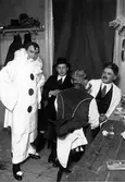 Amatörteatergrupp. Längst till v. musikdirektör Norén och längst till h. urmakarmästare Julius Nordlöw, som sminkar.