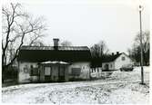 Fagersta stad, Fagersta kn.
Flygelbyggnad vid Hornska herrgården, 1976. Inför upprustning.