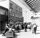 Filadelfia spelar och sjunger.