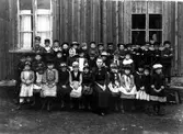 Skolklass från Gådeåskolan. Adel Sterner, Alfrida Nordkvist, Ida Bergman, Anna Sterner, Johanna Svensson, Klara Högberg, Hildur Silvernagel, Ida Österström, Frida Sellvik, Ida Flink, Olga Sundin, Hildur Sjölund, Olga Forsberg, Hildur Rönnberg, Blenda Olsson, Anna Nyberg, Göra Vidvik, Maria Sjöstedt, Elna Vidmark, Valfrid Kjellsin, Henning Nyberg, Knut Nyberg, Knut Eklund, Hjalmar Viikberg, Hjalmar Vikberg, Ejnar Hagblom, Viktor Eriksson, Johan Viberg, Oscar Grafström, Manne Viklund, Sigurd Gren, Per Nilsson, Karl Lundberg, Otto Eriksson, Konrad Jonsson, Frits Bäckström, Johan Hägglund.
