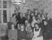 Till höger om Sameklädda kvinnan Erik Svanberg född 1901 och död 1949. Tvåa från höger i andra raden Hilding Norberg född 1904 och död 1990, längst till höger andra raden Helge Norberg född 1906 och död 1979. Till höger bakersta raden Emanuel Manne Svanberg född 1904 och död 1991. I mitten bakre raden Brynhild Svanberg framför henne Erik Svanberg född 1901 och död 1949.