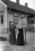 Småskolan i Sunbo, Sällstorp. Vid grinden står Alma från Jel i Ulvatorp med en annan kvinna och håller varandra i hand.