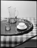 HEM I SVERGE
BRICKA PÅ RUTIG DUK, TRE RUTIGA TYGER, VIT GARDIN, STOL PÅ RUTIGT TYG