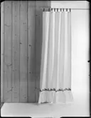 HEM I SVERGE
BRICKA PÅ RUTIG DUK, TRE RUTIGA TYGER, VIT GARDIN, STOL PÅ RUTIGT TYG