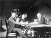 Styrelsen vid riksbankens avdelningskontor i Härnösand i början av år 1912. Från vänster: Direktör A. Drakenberg. Häradshövding C.D. Uppström, styrelsens ordförande. Dispachör P.E. Huss. 