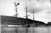Segelfartyg ankrad vid lastageplats i Ådalen