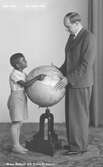 Missionären Evert Eriksson med barnet Mona Samuel, 1940-tal