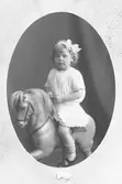 Flicka på gunghäst, 1930-tal