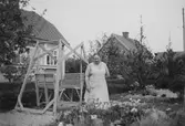Kvinna i trägård, 1940-tal