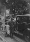 Barn vid bil, 1920-tal