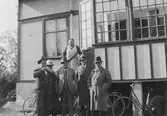 Grupp vid hus, 1940-tal