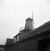 Huskvarnen i Sandby - Löttorp. Kvarnens övre del med vingarna var byggd på ett hus medan själva kvarnverket med stenarna låg inne i byggnaden.