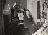 Kvinna vid piano, 1920-tal