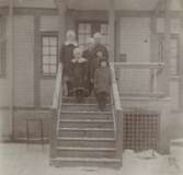 Barnen Malm på trappan, 1910-tal