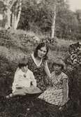 Trio sittandes i gräset, 1930-tal