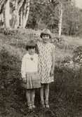 Två flickor, 1930-tal