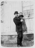 Man med litet barn, 1918