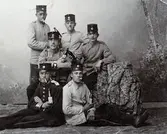 Militärer med ölflaskor och cigaretter, ca 1902