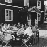 Fika vid Gästgivaregården i Svartå, 1950-tal