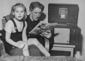 Kusiner vid radiobandspelare, 1950-tal