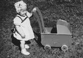 Flicka med dockvagn, 1950-tal