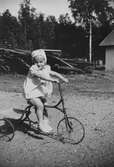 Flicka på trehjuling, 1950-tal