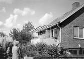 Trädgårdsarbete vid villan i Ringstorp, 1960-tal