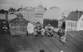 Tre män på taket, 1939