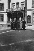 Grupp vid Nya hotellet, 1932-04-17