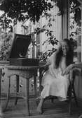 Flicka med grammofon, 1920-tal