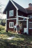 Trio vid hus i Svartå, 1990-tal