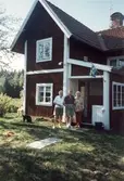 Trio vid hus i Svartå, 1990-tal