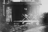 Cyklarna ställda på verandan vid sommarstuga vid Lången, 1940-tal