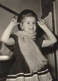 Flicka med halsduk och hatt, 1950-tal