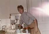 Kvinna i kök på Kungsgatan 38, 1960-tal