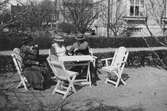 I trädgården i Hagaby, 1940-tal