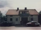 Bilar vid villa i Hallsberg, 1970-tal