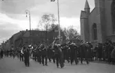 Musikkår i Örebroutställningens parad på Drottninggatan, 1928