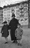 Familjs på promenad på Frimurareholmen, 1920-tal