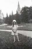 Flicka i Sofiaparken vid Olaus Petri Kyrka, 1920-tal